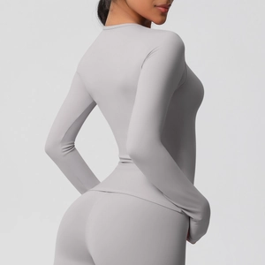 Détail haut de sport gris clair à manches longues avec passe-pouces et legging