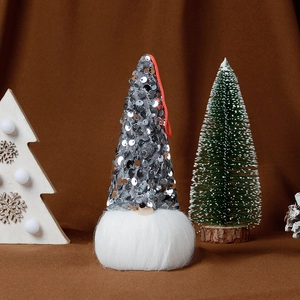 Detailansicht eines leuchtenden Weihnachtsgnoms mit Paillettenmütze und Plüschbartdekor