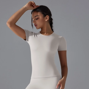 Detailansicht des grauen Yoga-T-Shirts mit engem Schnitt und elastischer Stoffstruktur