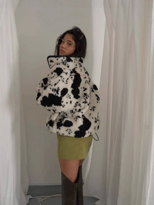 Damen Oversize Winter Fleecejacke mit Kapuze und modischem schwarz-weißem Kuhmuster Print