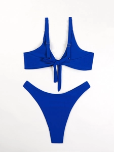 Set bikini blu reale con scollo a V, spalline regolabili e dettaglio fiocco frontale