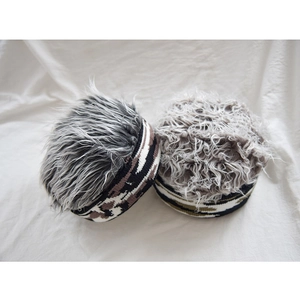 Vue à plat de bonnets en tricot créatifs avec de longs faux cheveux lisses et bouclés