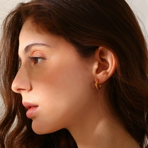 Classic 18K gold-plated stainless steel twisted rope C-shaped hoop earrings for women