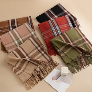 Elegante karierte Fransenschals in verschiedenen Farben wie Khaki, Rot und Grün, Kaschmir-Gefühl