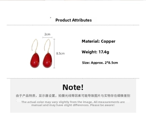 Détail de boucles d'oreilles goutte rouges avec crochets dorés montrant la longueur 8,5cm
