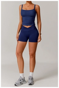 Detail des hoch taillierten Crossover-Bunds an den marineblauen nahtlosen Shorts
