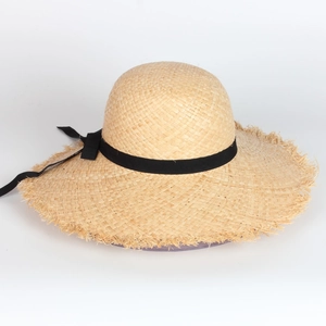 Chapeau de soleil en raphia avec large bord, bords effilochés et ruban de gros-grain noir