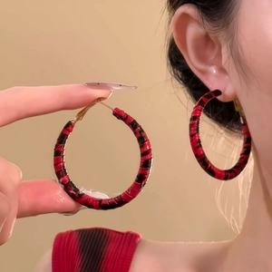 Boucles d'oreilles créoles géométriques vintage imprimé léopard rouge et noir pour femme