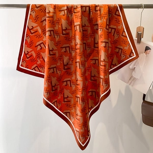 Élégant foulard en soie orange avec motif géométrique et texture satinée pour femmes