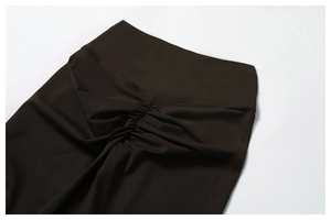 Détail du short de yoga taille haute avec fronces push-up et tissu élastique mat