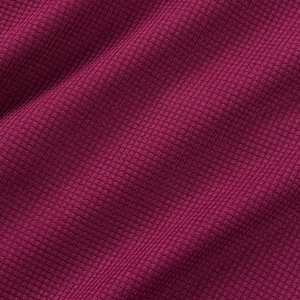 Vista macro del tejido de punto gofrado rojo oscuro en la camisa polo casual de hombre