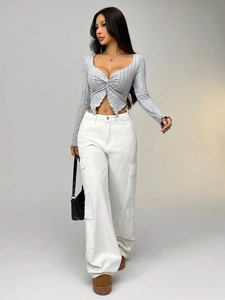 Zweiteiliges Set aus grauem Langarm-Crop-Top und weißer Wide-Leg-Cargo-Hose für Damen