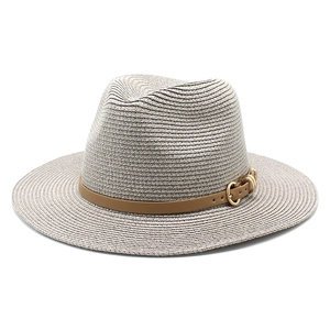 Détail d'un chapeau Panama gris au tissage fin et ruban en cuir brun avec boucle dorée