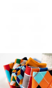 Gros plan de chaussettes en coton colorées aux motifs de losanges et damiers