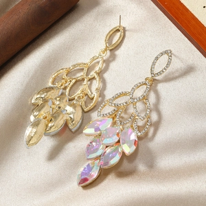 Vue détaillée des boucles d'oreilles dorées à glands avec strass multicolores