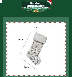 Dettaglio calza di Natale bianca con fiocchi d'oro e dimensioni indicate di 46x26cm
