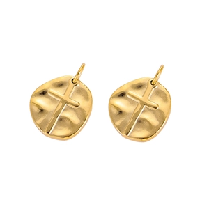 Macro di ciondoli rotondi placcati in oro 14K con croce a rilievo e texture martellata