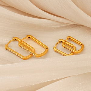 Paire de boucles d'oreilles géométriques en acier plaqué or 18K avec cristaux