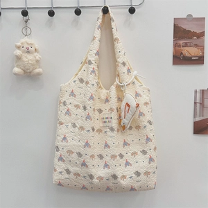 Détail du sac cabas gaufré blanc avec imprimé éléphant et pendentif canard mignon