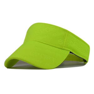 Dettaglio della visiera sportiva verde neon con trama sportiva a rilievo e tessuto traspirante