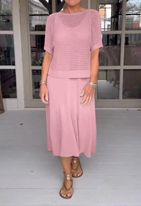 Dettaglio della trama a maglia rosa per questo set di due pezzi con gonna e top