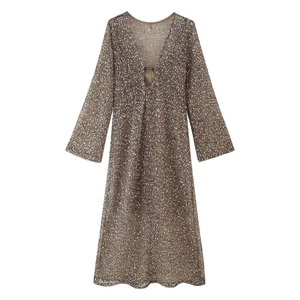 Robe midi marron à paillettes au crochet avec manches longues et col en V sur fond blanc