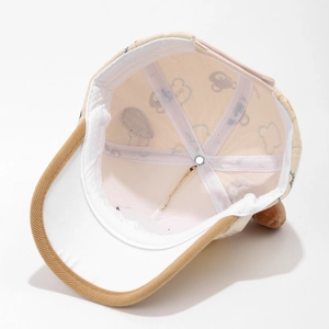 Detalle del interior de la gorra para bebé con costuras y decoración de oreja suave