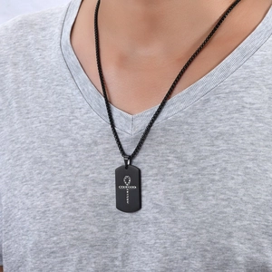 Gros plan d'un homme portant un collier plaque militaire noire avec symbole croix Ankh