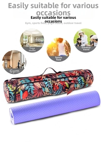 Détail du sac de yoga à motif tropical avec bandoulière et tapis violet