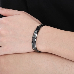 Détail du bracelet en acier tungstène brossé avec incrustation de nacre au poignet