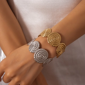 Bracelet manchette spirale artistique avec finition métallique texturée en or et argent