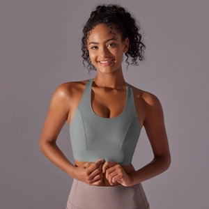 Détail de la brassière de sport grise sans couture avec dos nageur et texture mate