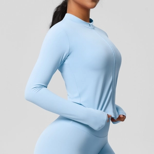 Veste de sport ajustée bleu clair avec col montant et passe-pouces pour le yoga fitness
