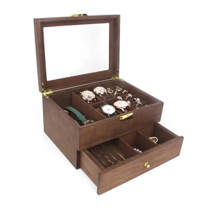 Vue détaillée du coffret de montre en bois de noyer à deux niveaux avec doublure velours