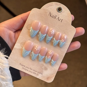 Französische Press-On Nägel mit blauen Spitzen, 3D-Wellen und weißem Blumenmuster