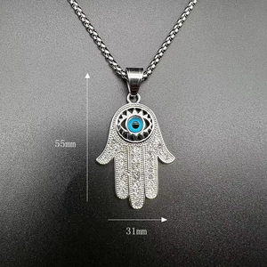 Vue détaillée du pendentif Hamsa avec œil bleu et strass, hauteur de 55 mm