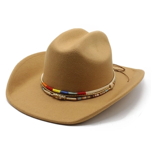 Klassischer Western-Cowboyhut aus Filz in Camel mit buntem Ethno-Flechtband-Dekor