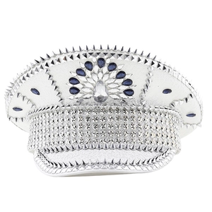 Casquette de capitaine blanche à sequins argentés, clous et plume en pierre bleue