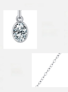 Vue détaillée du pendentif en moissanite couleur D VVS1 et chaîne en argent 925