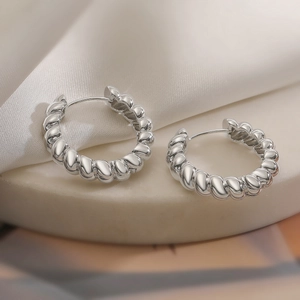 Boucles d'oreilles créoles torsadées argentées au style vintage et minimaliste
