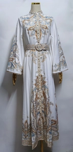 Détail d'une robe longue bohème à manches cloche et ceinture à boucle ronde assortie