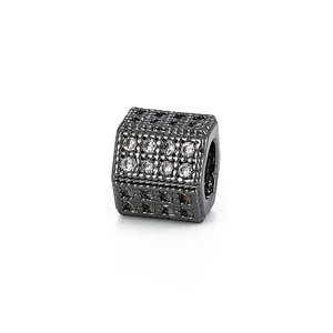 Vista macro de cuentas hexagonales de circón negro micro-pave para joyería DIY
