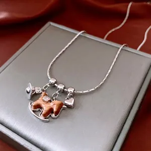 Collier rétro pendentif cheval en bois avec cœurs en zircon sur chaîne serpent argent