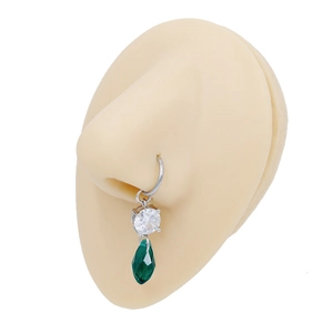Détail d'un anneau de nez argenté avec gemme blanche et pendentif goutte d'eau verte