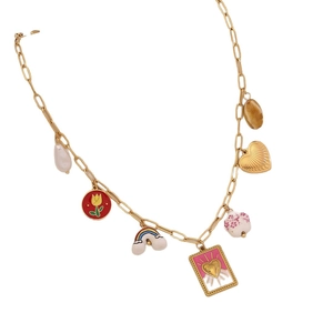 Collier doré avec cœur piment, perles et breloques colorées sur fond blanc
