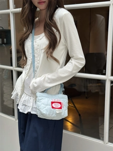 Mini borsa a tracolla trapuntata azzurra con toppa decorativa e tracolla in tessuto
