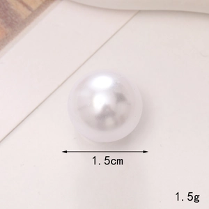 Dettaglio di una perla bianca da 1,5cm per scarpe fai-da-te con indicazione del peso