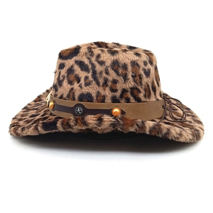 Détail du chapeau de cowboy en peluche léopard avec boucle étoile et perles orange