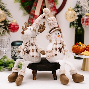Detailansicht der Rentier- und Schneemann-Plüschfiguren mit braunem Karomuster für Weihnachten