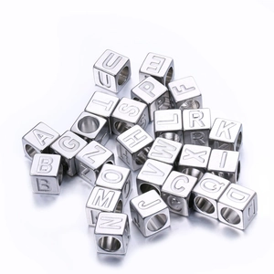 Perles Cube Alphabet En Acier Inoxydable Charmes Lettre Espaceurs Pour Bricolage Collier Bracelet Bijoux Accessoires Gravés